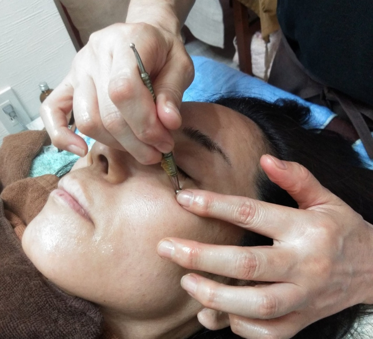 顔の施術をする女性
